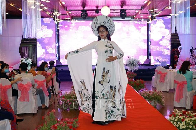 Thí sinh thuộc các huyện, thành phố trên địa bàn tỉnh Kon Tum tham dự phần thi trình diễn áo dài. Ảnh: Khoa Chương - TTXVN Phát huy các giá trị văn hóa và nét đẹp của phụ nữ Kon Tum ảnh 2