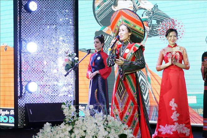 Thí sinh thuộc các huyện, thành phố trên địa bàn tỉnh Kon Tum tham dự phần thi ứng xử tại Cuộc thi áo dài phụ nữ Kon Tum năm 2022. Ảnh: Khoa Chương - TTXVN Phát huy các giá trị văn hóa và nét đẹp của phụ nữ Kon Tum ảnh 5
