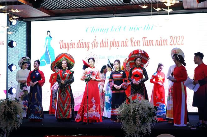 Thí sinh thuộc các huyện, thành phố trên địa bàn tỉnh Kon Tum tham dự phần thi ứng xử. Ảnh: Khoa Chương - TTXVN Phát huy các giá trị văn hóa và nét đẹp của phụ nữ Kon Tum ảnh 6
