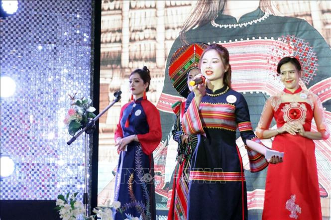 Thí sinh thuộc các huyện, thành phố trên địa bàn tỉnh Kon Tum tham dự phần thi ứng xử tại Cuộc thi áo dài phụ nữ Kon Tum năm 2022. Ảnh: Khoa Chương - TTXVN Phát huy các giá trị văn hóa và nét đẹp của phụ nữ Kon Tum ảnh 4