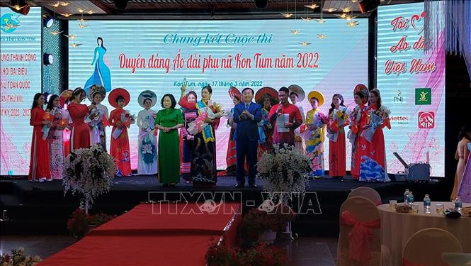 Ban tổ chức Cuộc thi áo dài phụ nữ Kon Tum năm 2022 trao giải nhất cho thí sinh Nguyễn Thị Tường Vi (đơn vị Trường mầm non Pô Kô, huyện Đăk Tô, tỉnh Kon Tum). Ảnh: Khoa Chương - TTXVN Phát huy các giá trị văn hóa và nét đẹp của phụ nữ Kon Tum ảnh 7