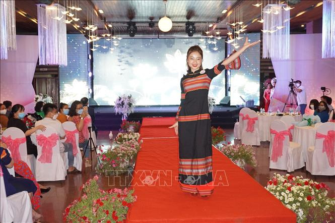 Thí sinh thuộc các huyện, thành phố trên địa bàn tỉnh Kon Tum tham dự phần thi trình diễn áo dài tại Cuộc thi áo dài phụ nữ Kon Tum năm 2022. Ảnh: Khoa Chương - TTXVN Phát huy các giá trị văn hóa và nét đẹp của phụ nữ Kon Tum ảnh 1