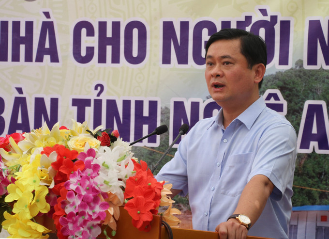 Đồng chí Thái Thanh Quý, Ủy viên Ban Chấp hành Trung ương Đảng, Bí thư Tỉnh ủy, Chủ tịch HĐND tỉnh, Trưởng Ban Chỉ đạo vận động hỗ trợ xây dựng nhà cho người nghèo, người có hoàn cảnh khó khăn về nhà ở trên địa bàn tỉnh Nghệ An phát biểu tại buổi lễ. Ảnh: Văn Tý-TTXVN Hỗ trợ xây dựng hơn 2.400 nhà cho người nghèo tại các xã biên giới tỉnh Nghệ An ảnh 1