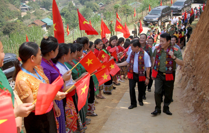 Thượng tướng Lương Tam Quang, Ủy viên Ban chấp hành Trung ương Đảng, Thứ trưởng Bộ Công an và đồng chí Thái Thanh Quý, Ủy viên Ban Chấp hành Trung ương Đảng, Bí thư Tỉnh ủy, Chủ tịch HĐND tỉnh, kiêm Trưởng Ban Chỉ đạo vận động hỗ trợ xây dựng nhà cho người nghèo, người có hoàn cảnh khó khăn về nhà ở trên địa bàn tỉnh Nghệ An thăm hỏi người dân địa phương. Ảnh: Văn Tý-TTXVN Hỗ trợ xây dựng hơn 2.400 nhà cho người nghèo tại các xã biên giới tỉnh Nghệ An ảnh 3