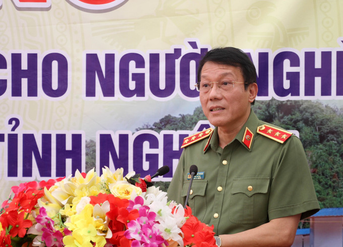 Thượng tướng Lương Tam Quang, Ủy viên Ban chấp hành Trung ương Đảng, Thứ trưởng Bộ Công an phát biểu tại buổi lễ. Ảnh: Văn Tý-TTXVN Hỗ trợ xây dựng hơn 2.400 nhà cho người nghèo tại các xã biên giới tỉnh Nghệ An ảnh 2