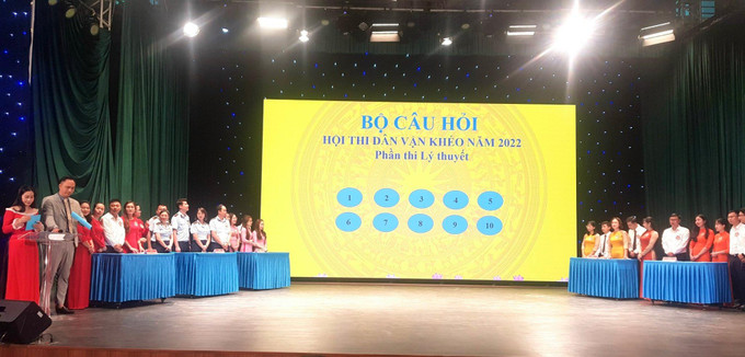 Phần thi lý thuyết của Đội thi Đảng ủy Cục Quản lý thị trường. Nguồn: sonla.dms.gov.vn Sôi nổi Hội thi "Dân vận khéo" tỉnh Sơn La lần thứ III năm 2022 ảnh 1