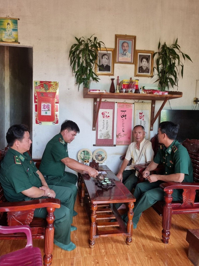 Cán bộ Đồn Biên phòng Đắk Dang thăm và tặng quà gia đình chính sách xã Quảng Trực, huyện Tuy Đức, tỉnh Đắk Nông. Ảnh: TTXVN phát Nhiều hoạt động kỷ niệm 75 năm ngày thương binh liệt sỹ tại Đắk Nông ảnh 2