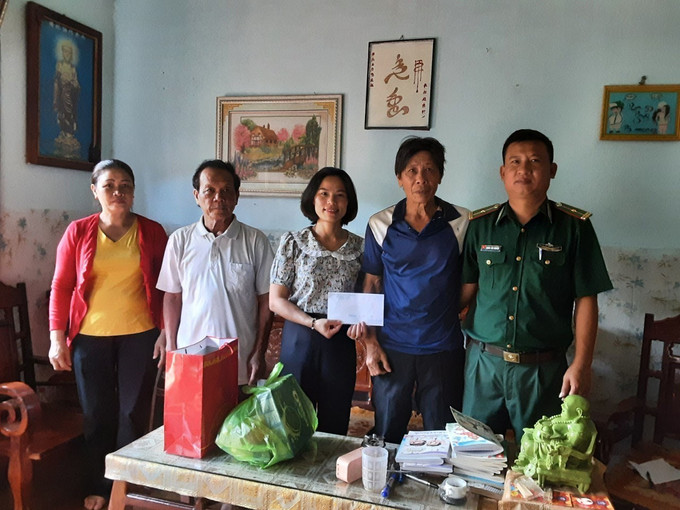 Cán bộ Đồn Biên phòng Đắk Lao thăm và tặng quà gia đình chính sách trên địa bàn. Ảnh: TTXVN phát Nhiều hoạt động kỷ niệm 75 năm ngày thương binh liệt sỹ tại Đắk Nông ảnh 3