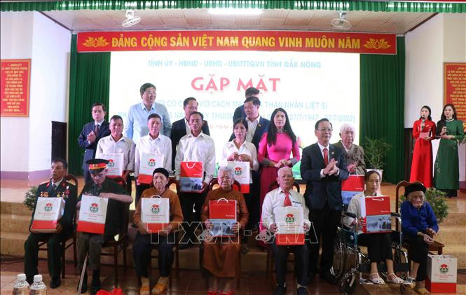 Lãnh đạo tỉnh Đắk Nông tặng quà cho các thương binh, gia đình liệt sỹ. Ảnh: Ngọc Minh - TTXVN Nhiều hoạt động kỷ niệm 75 năm ngày thương binh liệt sỹ tại Đắk Nông ảnh 1