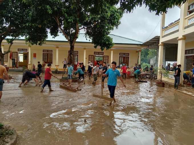 Dọn dẹp, vệ sinh trường lớp tại trường Tiểu học Châu Thắng, huyện Quỳ Châu, Nghệ An. Ảnh: TTXVN phát Nghệ An khẩn trương khắc phục thiệt hại, ổn định việc dạy và học sau trận mưa lũ lịch sử ảnh 2