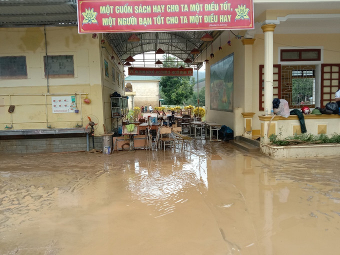 Dù đã kê cao sách vở, trang thiết bị nhưng nhiều trường học tại huyện Quỳ Châu vẫn bị ngập trong bùn nước. Ảnh: TTXVN phát Nghệ An khẩn trương khắc phục thiệt hại, ổn định việc dạy và học sau trận mưa lũ lịch sử ảnh 5