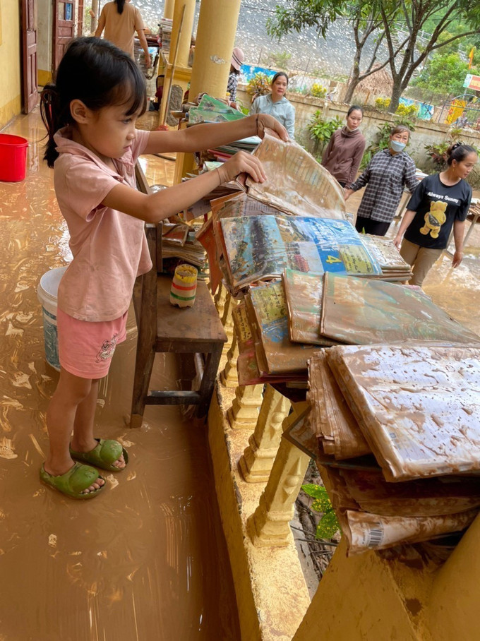 Sách vở của học sinh trường Tiểu học Châu Hạnh, huyện Quỳ Châu bị ngập trong bùn nước. Ảnh: TTXVN phát Nghệ An khẩn trương khắc phục thiệt hại, ổn định việc dạy và học sau trận mưa lũ lịch sử ảnh 4