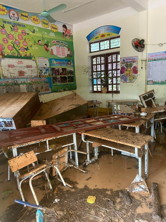 Sau 1 đêm lũ, toàn bộ tài sản, đồ dùng dạy học, sách giáo khoa của Trường Tiểu học Châu Thắng đã trôi theo dòng nước. Ảnh: TTXVN phát Nghệ An khẩn trương khắc phục thiệt hại, ổn định việc dạy và học sau trận mưa lũ lịch sử ảnh 3