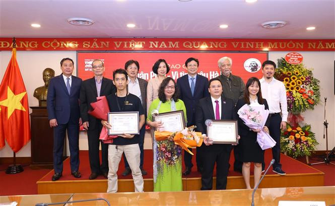 Phó Chủ tịch Thường trực UBND Thành phố Hà Nội Lê Hồng Sơn và Tổng Giám đốc TTXVN Vũ Việt Trang cùng các tác giả đoạt giải. Ảnh: Hoàng Hiếu - TTXVN Giải Bùi Xuân Phái – Vì tình yêu Hà Nội: Tôn vinh nhạc sỹ Hồng Đăng ở Giải thưởng Lớn ảnh 4