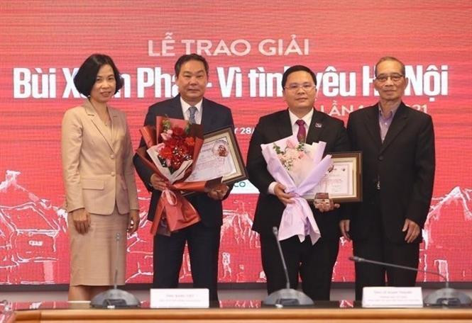 Tổng Giám đốc TTXVN Vũ Việt Trang và Chủ tịch Hội đồng giám khảo Bằng Việt trao “Giải Ý tưởng - Vì tình yêu Hà Nội”. Ảnh: Hoàng Hiếu - TTXVN Giải Bùi Xuân Phái – Vì tình yêu Hà Nội: Tôn vinh nhạc sỹ Hồng Đăng ở Giải thưởng Lớn ảnh 3