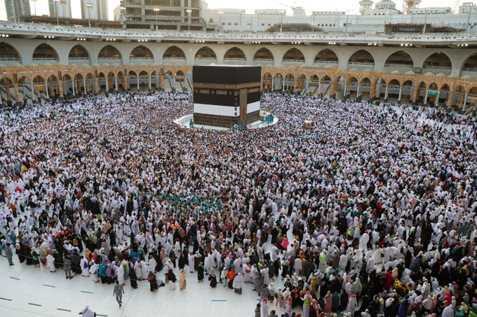 Các tín đồ Hồi giáo cầu nguyện tại Đại Thánh đường ở Thánh địa Mecca, ngày 2/7/2022. Ảnh: AFP/ TTXVN Hajj - lễ hành hương linh thiêng của người Hồi giáo ảnh 1