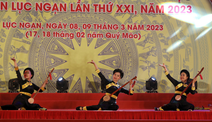 Chương trình biểu diễn nghệ thuật tại buổi lễ. Ảnh: Danh Lam -TTXVN Lục Ngạn phục hồi nét đẹp văn hóa dân gian đặc trưng ảnh 1