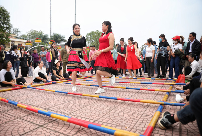 Giao lưu múa sạp tại ngày khai mạc. Ảnh: Danh Lam –TTXVN Lục Ngạn phục hồi nét đẹp văn hóa dân gian đặc trưng ảnh 3