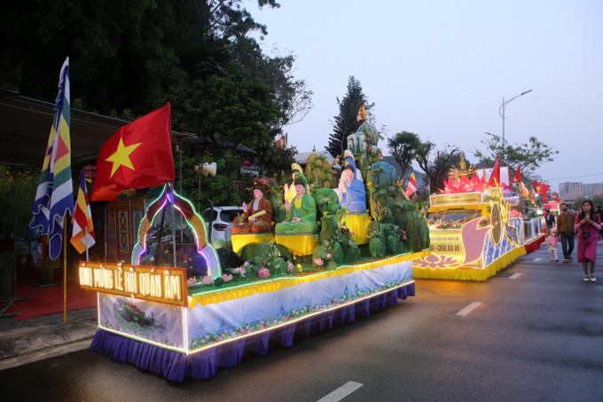 Đoàn xe hoa diễu hành tại Lễ hội Quán Thế Âm Ngũ Hành Sơn. Ảnh: Trần Lê Lâm - TTXVN Khai mạc Lễ hội Quán Thế Âm Ngũ Hành Sơn năm 2023 ảnh 5