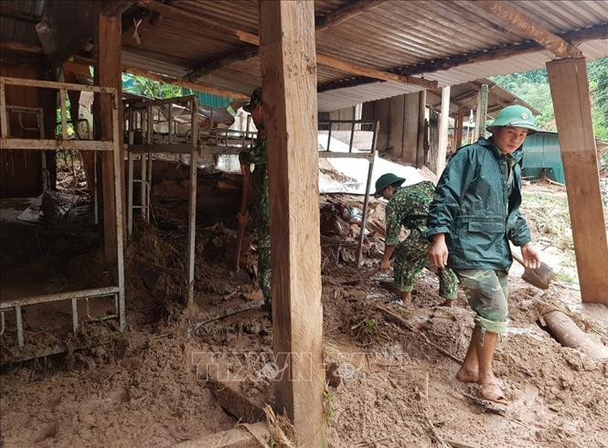 Bộ đội Biên phòng giúp dân khắc phục hậu quả thiên tai. Ảnh: Xuân Tiến – TTXVN Điện Biên: Tình người trong lũ dữ Nậm Pồ ảnh 3