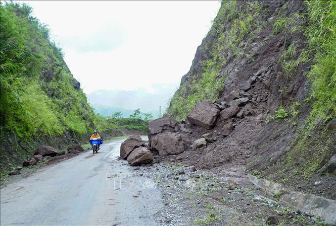 Một điểm sạt lở trên tuyến đường Km45 đi xã Nà Hỳ và trung tâm huyện Nậm Pồ. Ảnh: Xuân Tư - TTXVN Điện Biên: Tình người trong lũ dữ Nậm Pồ ảnh 1