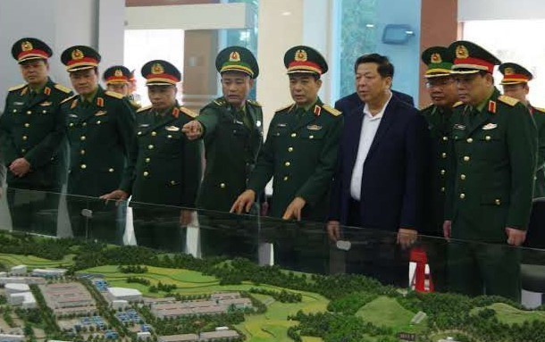 Bộ trưởng Quốc phòng Phan Văn Giang nghe cán bộ Đồn biên phòng cửa khẩu Trà Lĩnh giới thiệu về địa hình của huyện Trùng Khánh. Ảnh: Quốc Đạt - TTXVN Đại tướng Phan Văn Giang, Bộ trưởng Quốc phòng thăm và làm việc tại Cao Bằng ảnh 1