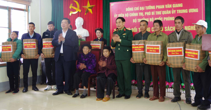Bộ trưởng Quốc phòng Phan Văn Giang tặng quà hộ nghèo và gia đình chính sách tại Thị trấn Trà Lĩnh, huyện Trùng Khánh. Ảnh: Quốc Đạt – TTXVN Đại tướng Phan Văn Giang, Bộ trưởng Quốc phòng thăm và làm việc tại Cao Bằng ảnh 3