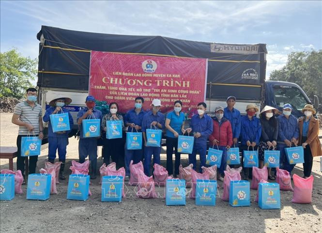 Tặng quà Tết của Liên đoàn lao động tỉnh Đắk Lắk cho đoàn viên, lao động khó khăn huyện Ea Kar. Ảnh: TTXVN phát. Đắk Lắk: Tết ấm cho người dân, lao động nghèo ảnh 1