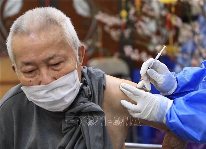 Tiêm vaccine phòng COVID-19 cho người già, người cao tuổi trong ngày đầu tiên của Chiến dịch tiêm chủng mùa Xuân năm 2022. Ảnh: Hoàng Hiếu - TTXVN Bộ Y tế hướng dẫn liều dùng vaccine Moderna cho mũi tiêm bổ sung và nhắc lại ảnh 1