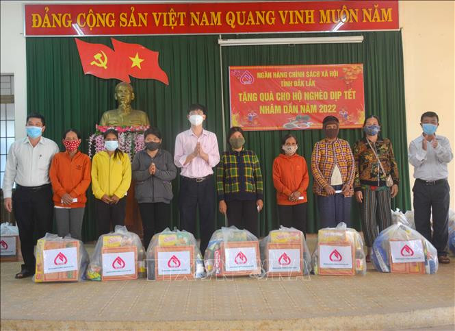Chi nhánh Ngân hàng Chính sách xã hội tỉnh Đắk Lắk tặng quà Tết cho hộ nghèo xã Ea Kao, thành phố Buôn Ma Thuột. Ảnh: Hoài Thu – TTXVN. Đắk Lắk: Tết ấm cho người dân, lao động nghèo ảnh 4