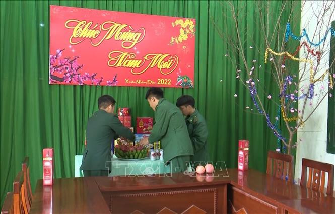 Cán bộ, chiến sĩ Đồn Biên phòng cửa khẩu Chiềng Khương (Bộ Chỉ huy Bộ đội Biên phòng tỉnh Sơn La) bầy biện mâm ngũ quả chào đón năm mới. Ảnh: Nguyễn Cường - TTXVN Tết của người lính mang quân hàm xanh nơi biên cương Sơn La ảnh 3