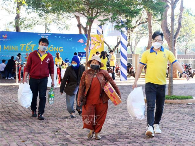 Người dân nghèo, người dân Đắk Lắk bị ảnh hưởng của dịch COVID-19 mua sắm tại Siêu thị mini Tết 0 đồng. Ảnh: TTXVN phát. Đắk Lắk: Tết ấm cho người dân, lao động nghèo ảnh 2