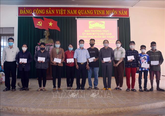 Tặng quà Tết của Ủy ban MTTQ Việt Nam thành phố Buôn Ma Thuột cho hộ nghèo, hộ cận nghèo xã Ea Kao. Ảnh: Hoài Thu – TTXVN. Đắk Lắk: Tết ấm cho người dân, lao động nghèo ảnh 3