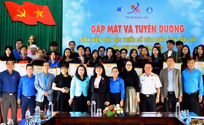 Đắk Lắk tuyên dương sinh viên dân tộc thiểu số tiêu biểu năm 2022 ảnh 4