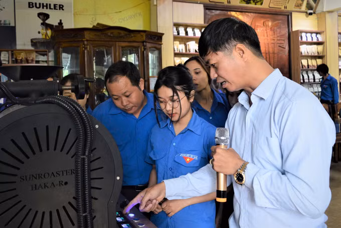 Đắk Lắk tuyên dương sinh viên dân tộc thiểu số tiêu biểu năm 2022 ảnh 2