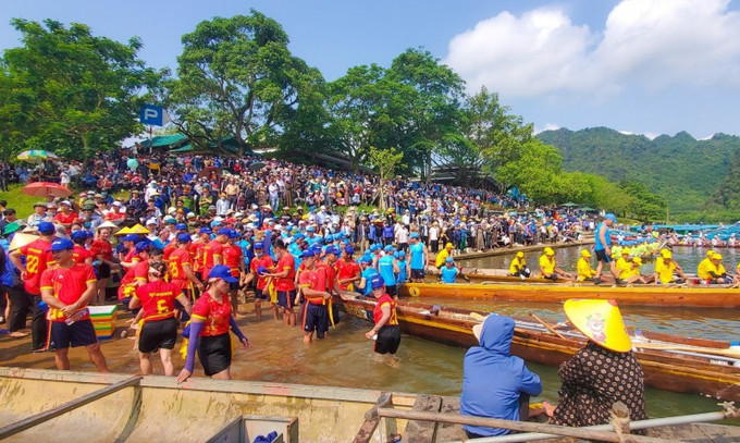 Đông đảo người xem và cổ vũ lễ hội đua thuyền. Ảnh: congthuong.vn Về Phong Nha hòa mình vào mùa lễ hội ảnh 1