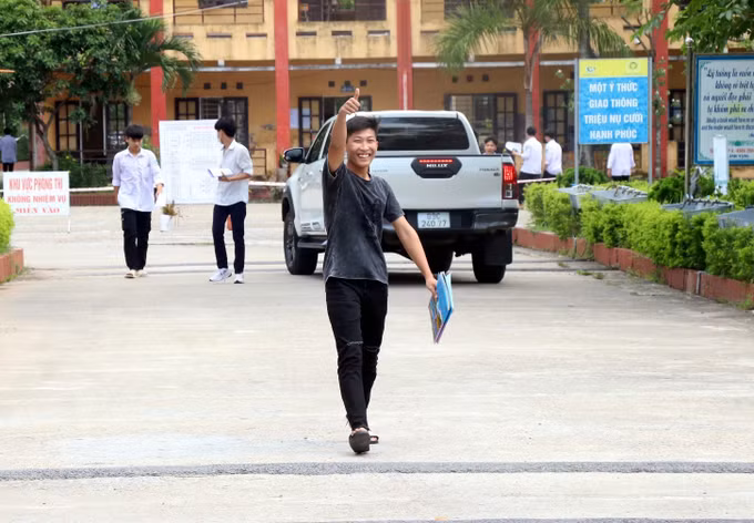 Kỳ thi Tốt nghiệp THPT năm 2023: Bài thi tổ hợp không quá khó ảnh 2
