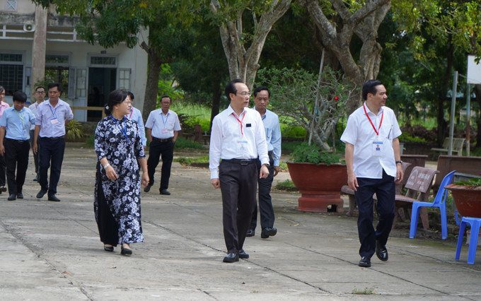 Đoàn công tác của Ban Chỉ đạo quốc gia Kỳ thi tốt nghiệp THPT năm 2023 do Thứ trưởng Bộ Giáo dục và Đào tạo Hoàng Minh Sơn, Phó trưởng Ban chỉ đạo làm Trưởng đoàn, kiểm tra công tác coi thi tại Điểm thi Trường THPT Thiên Hộ Dương (thành phố Cao Lãnh, tỉnh Đồng Tháp). Ảnh: Nhựt An - TTXVN Kỳ thi Tốt nghiệp THPT 2023: 24 thí sinh vi phạm quy chế khi làm bài tổ hợp ảnh 1
