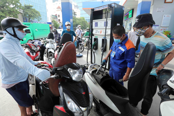 Người dân mua xăng tại một điểm kinh doanh xăng, dầu ở Hà Nội. Ảnh: Trần Việt - TTXVN Giá xăng giảm mạnh hơn 3.000 đồng/lít ảnh 1