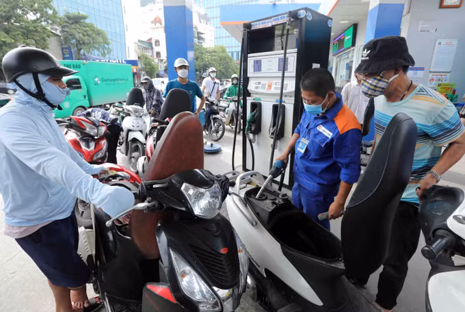 Giá xăng giảm mạnh hơn 3.000 đồng/lít ảnh 1