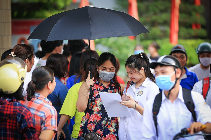 Thí sinh chia sẻ niềm vui và phần bài làm với phụ huynh tại điểm thi trường chuyên Hoàng Văn Thụ thành phố Hòa Bình. Ảnh: Trọng Đạt - TTXVN Kỳ thi tốt nghiệp Trung học Phổ thông năm 2022: Công bố đáp án chính thức và thang điểm môn Ngữ văn ảnh 1