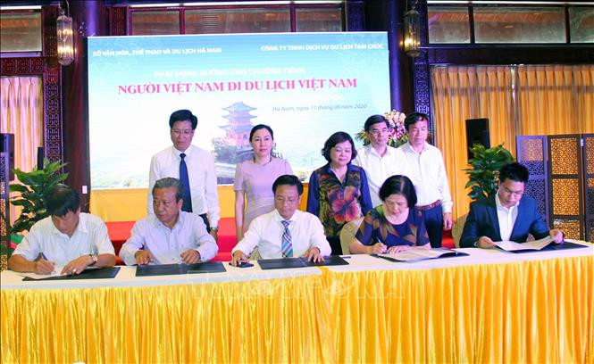 Tại buổi lễ, các đơn vị doanh nghiệp, câu lạc bộ lữ hành quốc tế, nội địa đã tiến hành ký cam kết hộ trợ cung cấp thông tin và phát triển dịch vụ du lịch giữa Hà Nam với các tỉnh trong vùng Đồng bằng sông Hồng và phụ cận. Ảnh: Đại Nghĩa - TTXVN Quảng bá, giới thiệu các điểm du lịch trọng điểm của Hà Nam ảnh 3