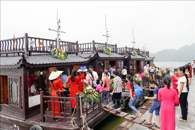 Đoàn khảo sát giới thiệu điểm đến khu du lịch Tam Chúc trải nghiệm dịch vụ du thuyền trên hồ Tam Chúc. Ảnh: Đại Nghĩa - TTXVN Quảng bá, giới thiệu các điểm du lịch trọng điểm của Hà Nam ảnh 1