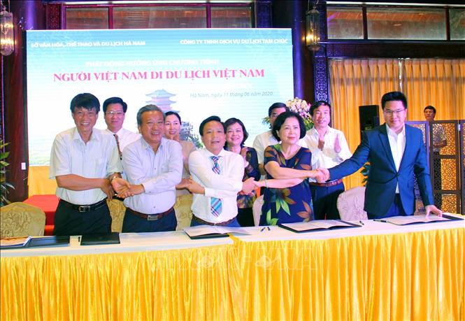 Tại buổi lễ, các đơn vị doanh nghiệp, câu lạc bộ lữ hành quốc tế, nội địa đã tiến hành ký cam kết hộ trợ cung cấp thông tin và phát triển dịch vụ du lịch giữa Hà Nam với các tỉnh trong vùng Đồng bằng sông Hồng và phụ cận. Ảnh: Đại Nghĩa - TTXVN Quảng bá, giới thiệu các điểm du lịch trọng điểm của Hà Nam ảnh 2