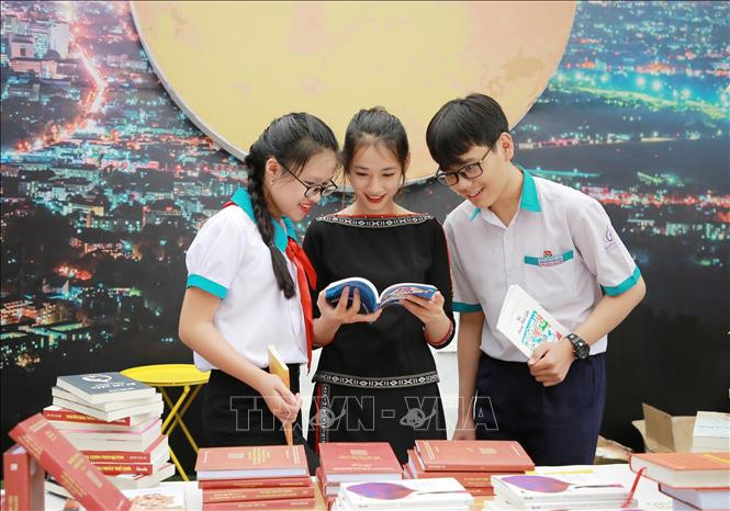 Học sinh tìm hiểu, đọc sách tại Ngày Sách và Văn hóa đọc Việt Nam năm 2021. Ảnh: Hoài Thu – TTXVN. Ngày Sách Việt Nam 21/4: Đưa văn hóa đọc về vùng sâu, vùng xa ảnh 1