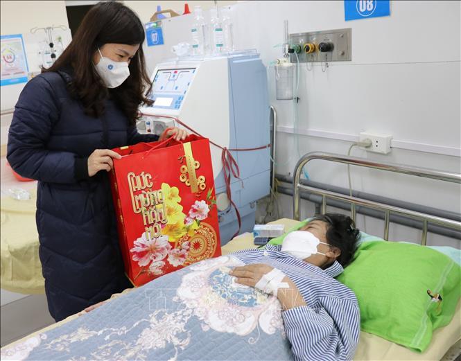 Bảo hiểm xã hội tỉnh Bắc Kạn thăm hỏi, tặng quà cho Bệnh nhân BHYT tại Bệnh viện Đa khoa tỉnh. Ảnh: TTXVN phát Tặng gần 600 sổ bảo hiểm xã hội, hơn 10 nghìn thẻ bảo hiểm y tế và trên 3.000 phần quà tới người dân có hoàn cảnh khó khăn ảnh 2