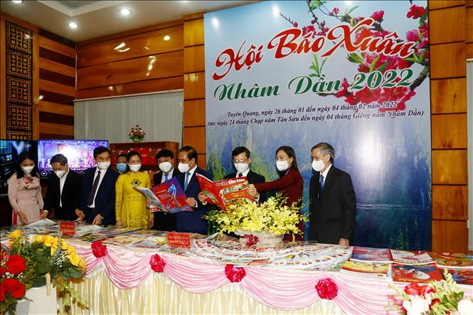 Các đại biểu tham quan gian trưng bày các ấn phẩm báo chí của Hội báo Xuân 2022. Ảnh: Nam Sương - TTXVN Tuyên Quang: Khai mạc Hội báo Xuân Nhâm Dần 2022 ảnh 5
