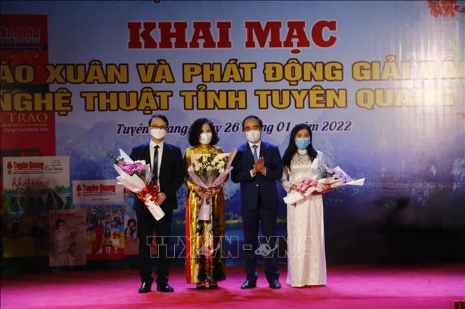 Bà Nông Thị Bích Huệ, Trưởng ban Tuyên giáo tỉnh ủy, Trưởng ban tổ chức Hội báo Xuân phát động tham gia Giải báo chí toàn quốc về Xây dựng Đảng (Búa liềm vàng) lần thứ VII; Giải báo chí tỉnh Tuyên Quang lần thứ IV. Ảnh: Nam Sương – TTXVN Tuyên Quang: Khai mạc Hội báo Xuân Nhâm Dần 2022 ảnh 4