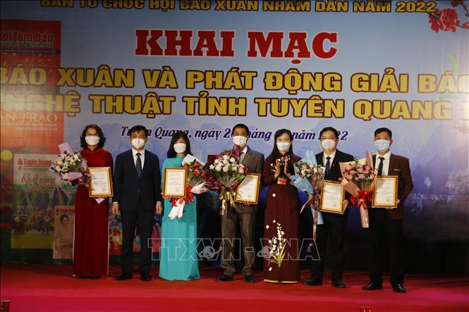Vinh danh, trao thưởng cho các tác giả đạt Giải Báo chí Quốc gia. Ảnh: Nam Sương - TTXVN Tuyên Quang: Khai mạc Hội báo Xuân Nhâm Dần 2022 ảnh 3
