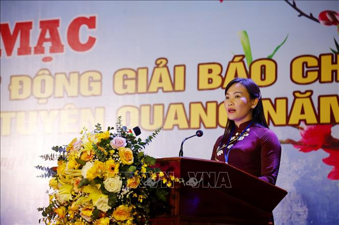 Bà Nông Thị Bích Huệ, Trưởng ban Tuyên giáo tỉnh ủy, Trưởng ban tổ chức Hội báo Xuân phát động tham gia Giải báo chí toàn quốc về Xây dựng Đảng (Búa liềm vàng) lần thứ VII; Giải báo chí tỉnh Tuyên Quang lần thứ IV. Ảnh: Nam Sương – TTXVN Tuyên Quang: Khai mạc Hội báo Xuân Nhâm Dần 2022 ảnh 2